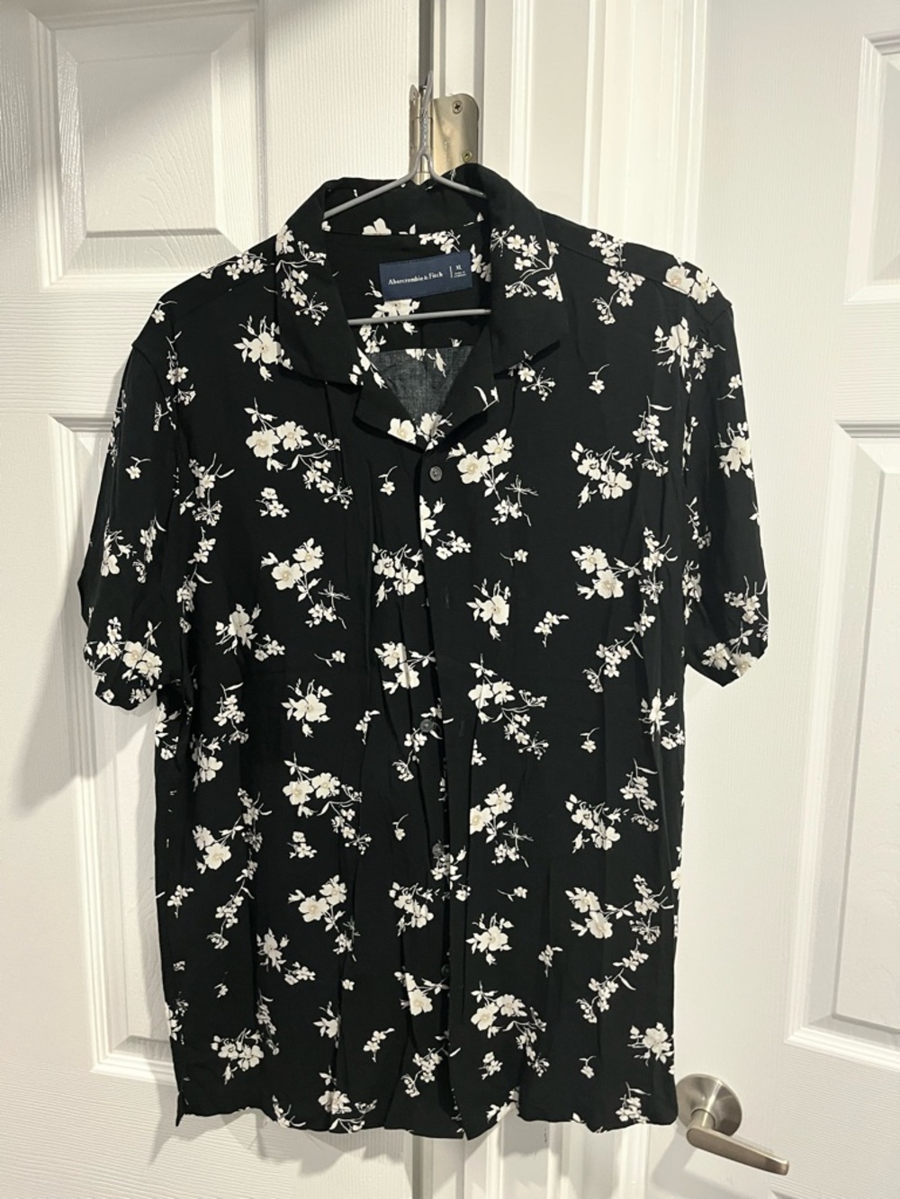Abercrombie & Fitch Black Short-Sleeve Floral Button-Down Shirt